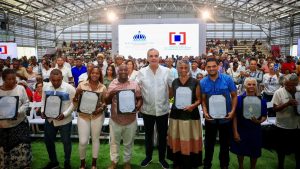 Presidente entrega 1,500 títulos  en barrio Nuevo Domingo Savio