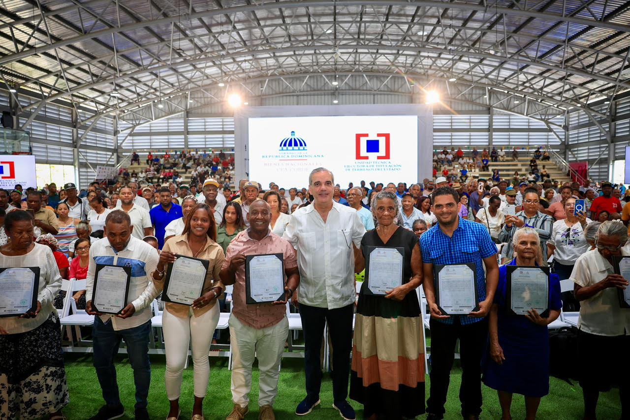 Abinader entrega 1,500 títulos  en sector Nuevo Domingo Savio