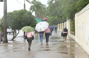 Aguaceros dispersos, tronadas  y mucho calor este domingo