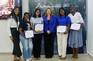 Banco Adopem entrega primera edición de becas universitarias