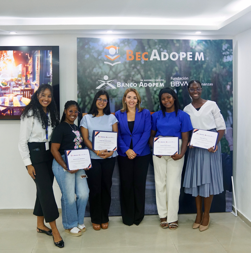 Banco Adopem entrega primera edición de becas universitarias imagen