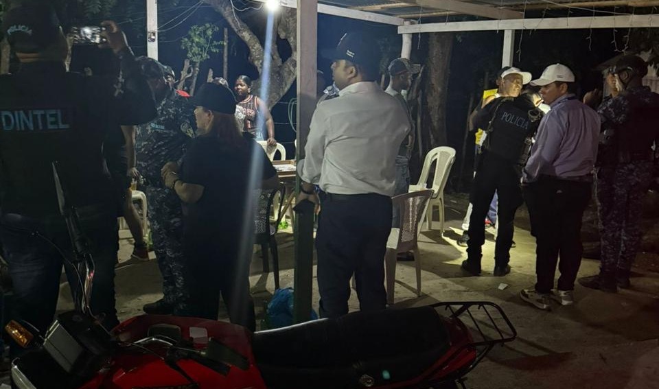 EL SEIBO: Realizan operativo contra venta alcohol y armas
