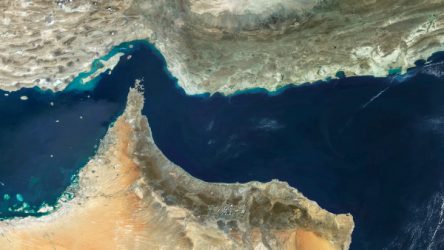 Irán niega reportes de que haya cerrado el estrecho de Ormuz