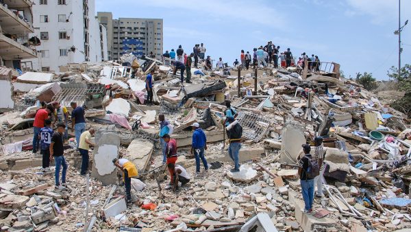 VENEZUELA: Aumentan a 1.943 los muertos por terremotos