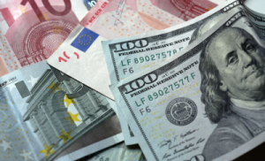 El dólar bajó 21 cts. y euro 18; eran vendidos a $59.14 y $70.50