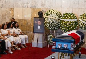 Dominicanos despide a Alex Bueno, «El gorrión de la sierra»