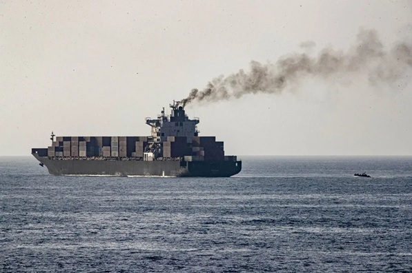 Mueren tres marineros indios en ataque de EU a buque en Omán