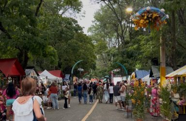 Miles asisten al XV Festival de las Flores en ciudad Jarabacoa