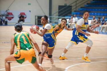 Mauricio Báez apalea a San Carlos en TBS Femenino del DN