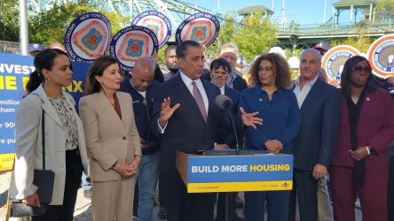 EU: Adriano Espaillat vota contra recortes a vivienda asequible