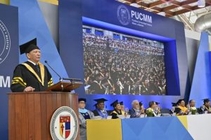 Aguilera exhorta graduados de PUCMM a ser visionarios en RD Aguilera exhorta graduados de PUCMM a ser visionarios en RD