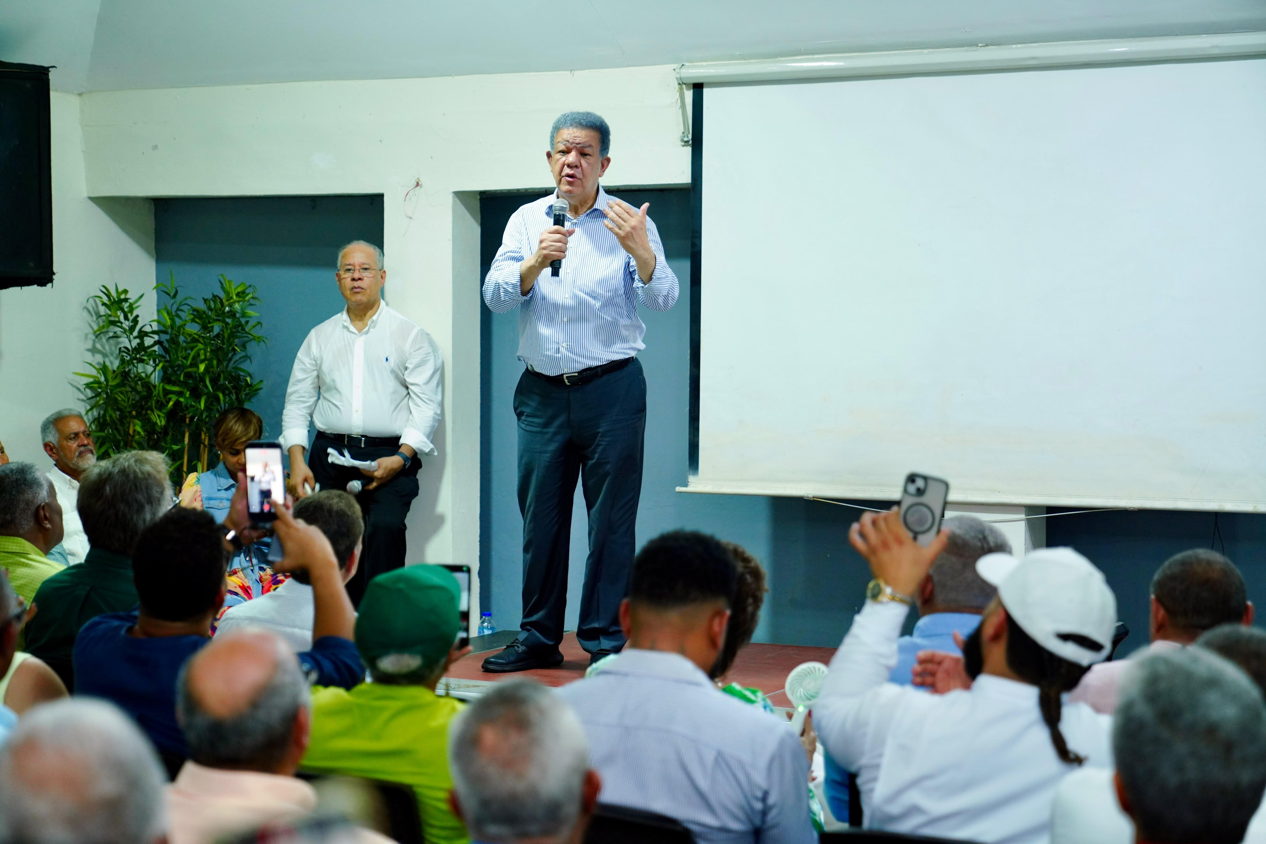 Leonel exige al Gobierno reducir el precio de los combustibles imagen