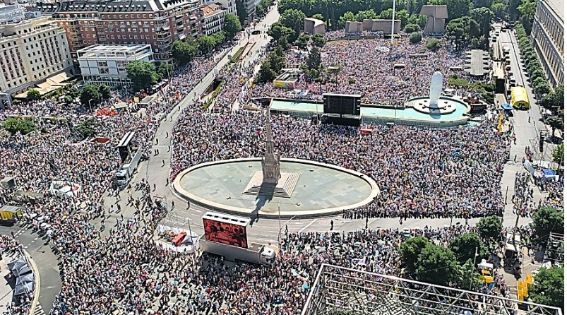 Papa encabeza multitudinarios actos en la capital española