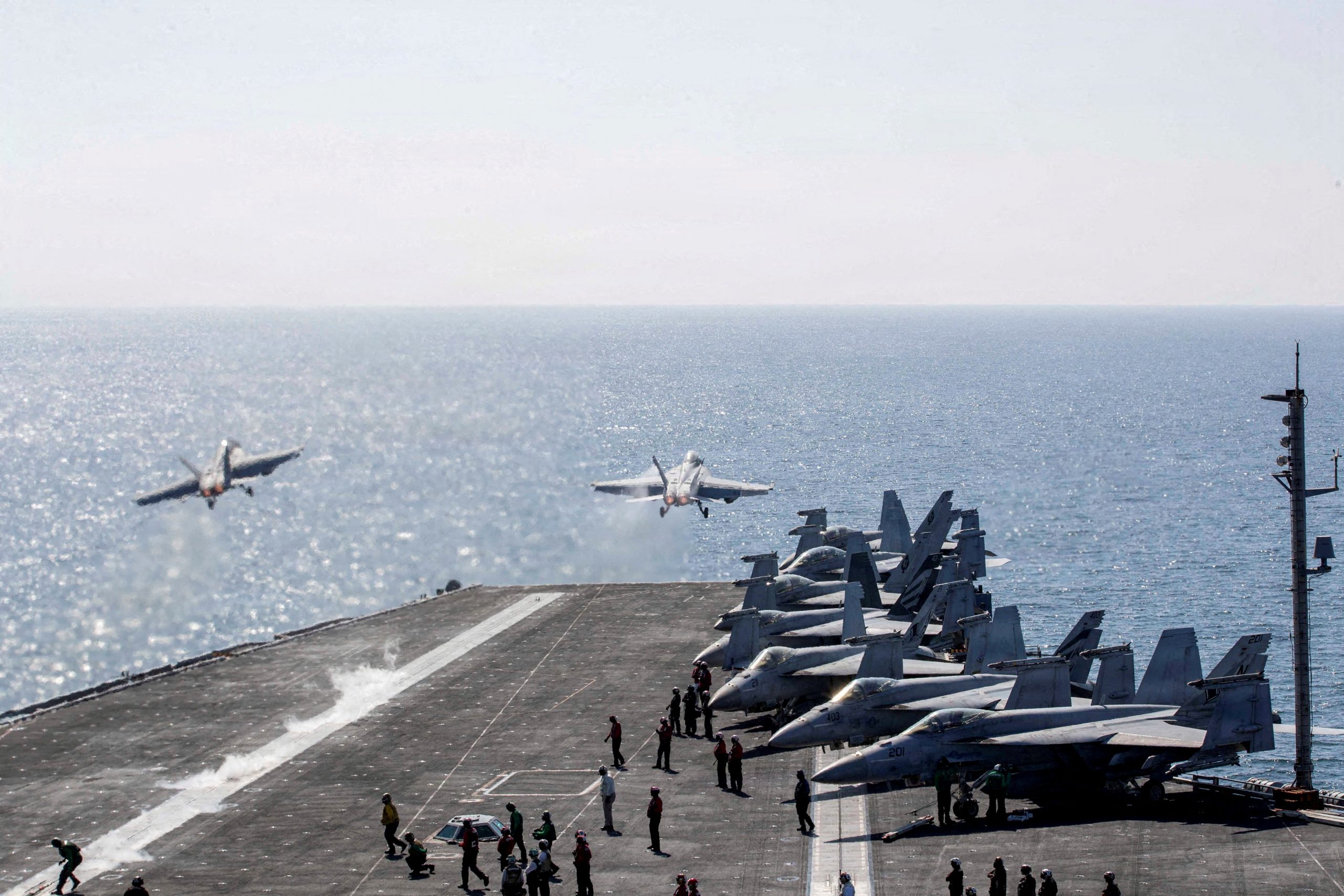 EEUU mantiene portaaviones en el Golfo mientras negocia Irán imagen