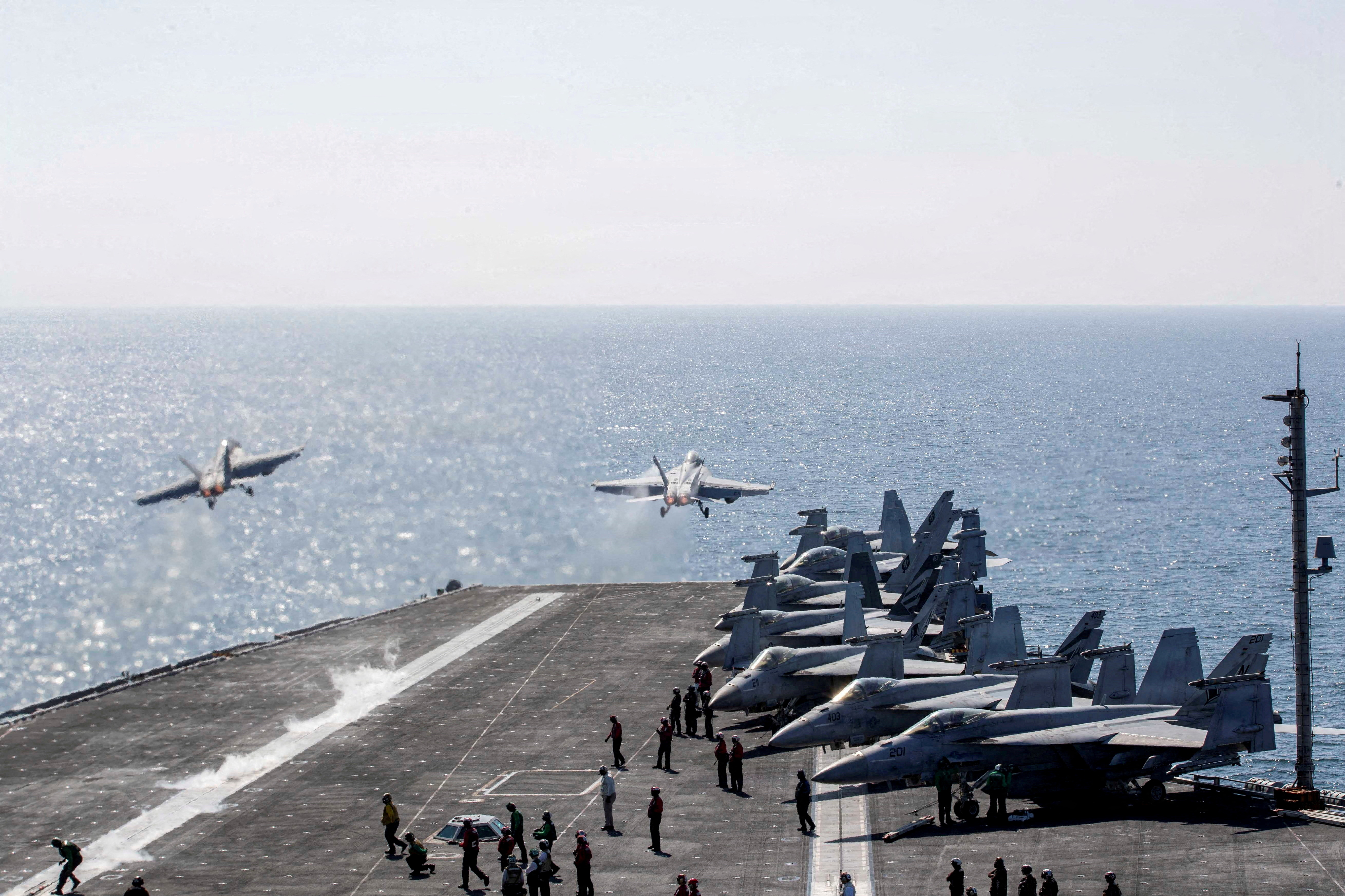 EEUU mantiene portaaviones en el Golfo mientras negocia Irán imagen
