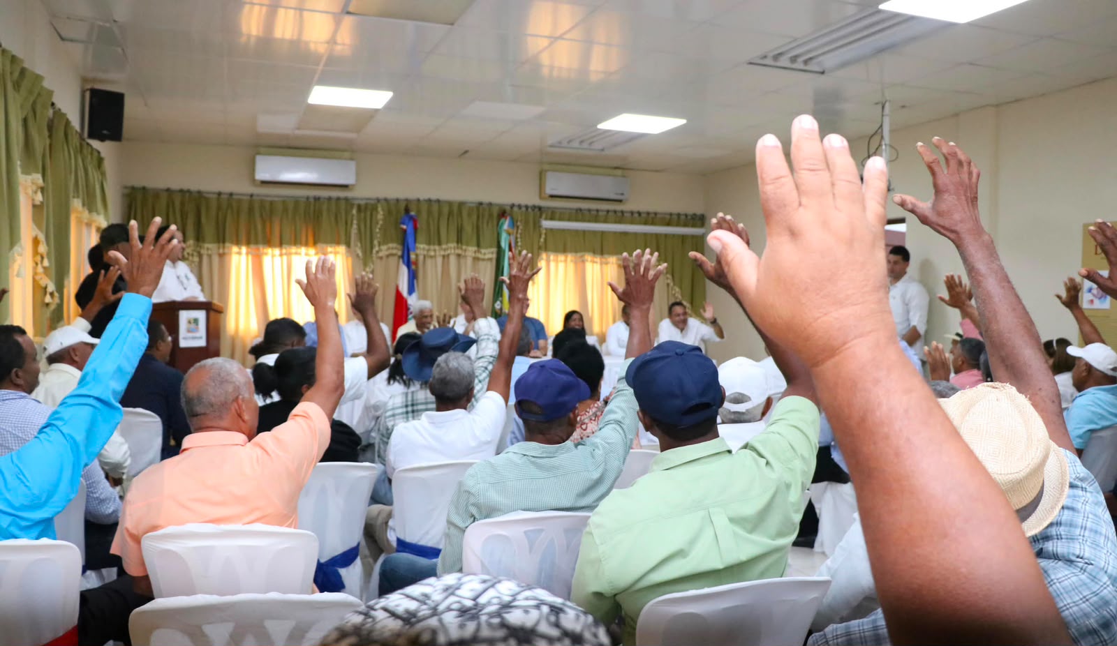 Abinader escucha demandas de ganaderos y reafirma su apoyo