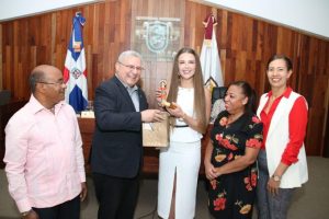 Actriz Noelia Roel Agrelo recibe reconocimiento y llave de Moca