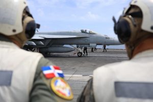 Portaaviones de los EEUU está en la RD; funcionarios lo visitan