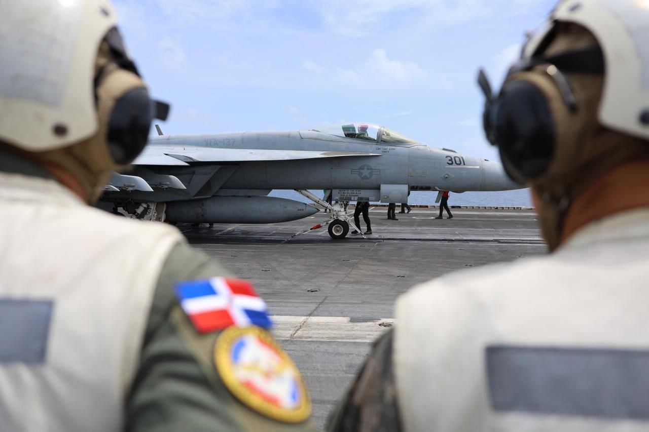 Portaaviones de los EEUU está en la RD; funcionarios lo visitan