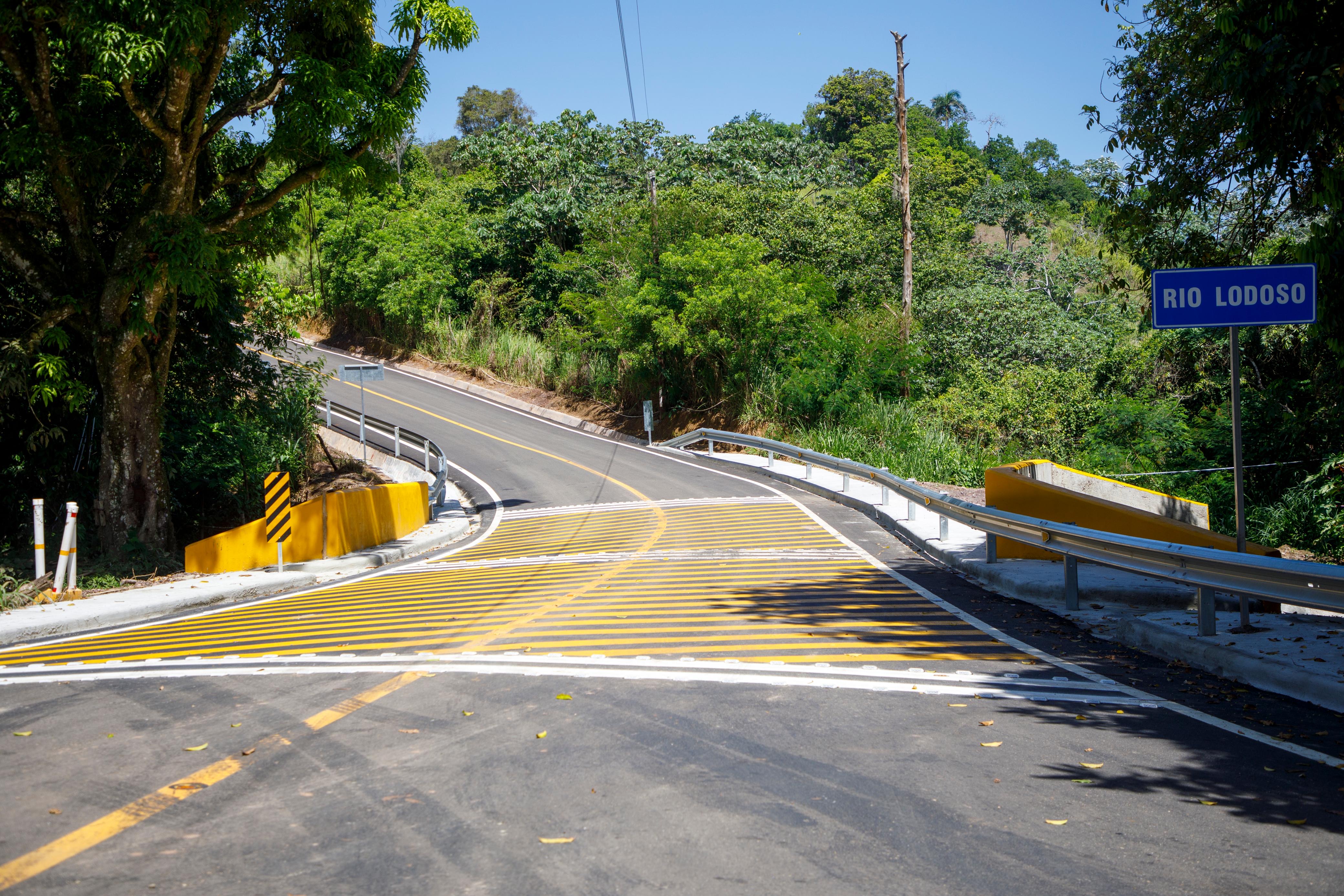 Presidente Abinader inaugura carretera y aulas en Santiago imagen