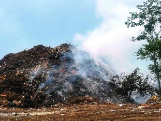 Incendio en vertedero impacta salud y economía de Jarabacoa