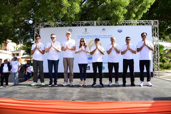 Centenares celebran en la RD Día Internacional del Yoga imagen