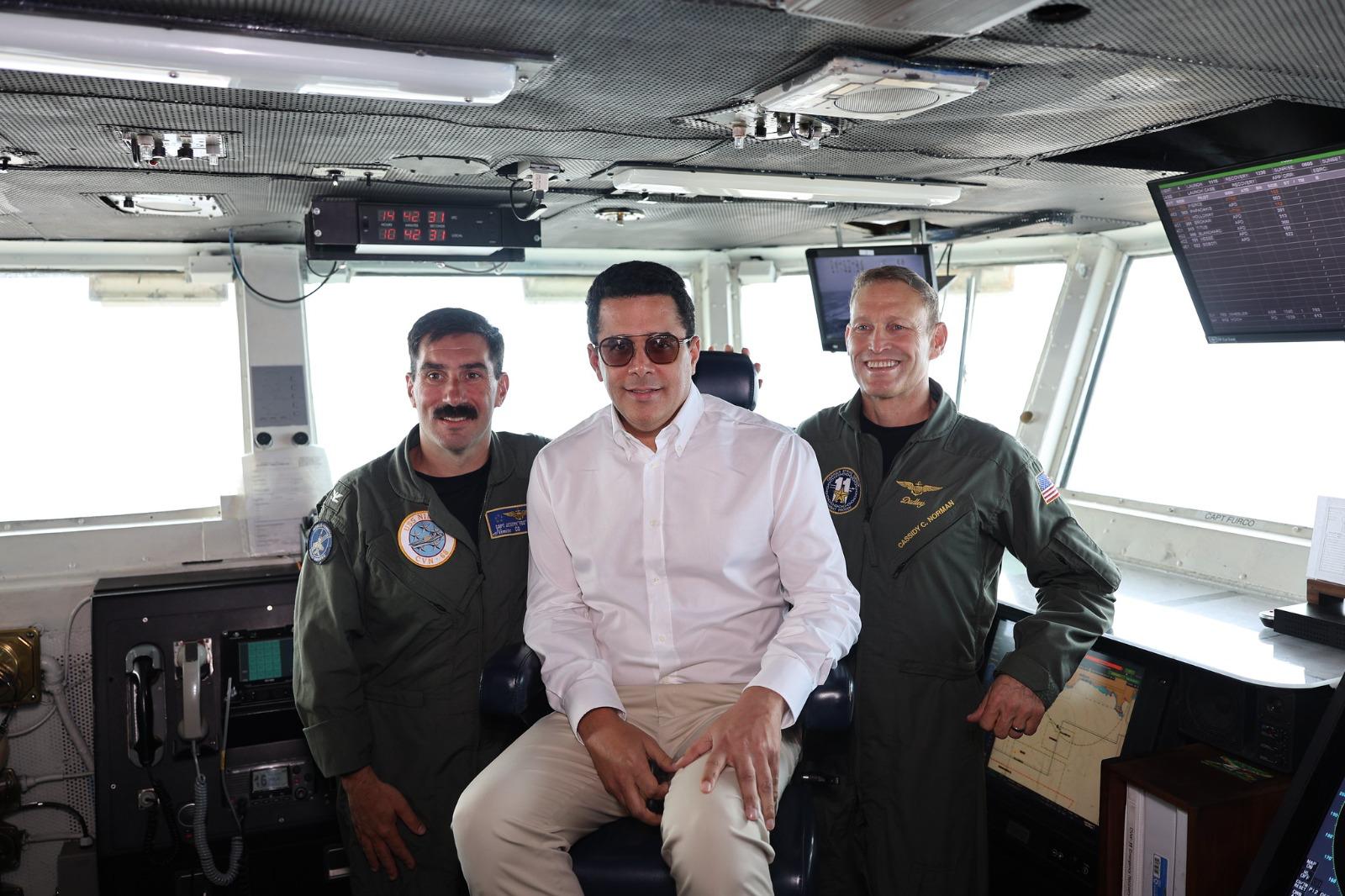 David Collado y embajadora EU visitan portaaviones