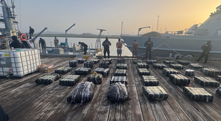 Autoridades decomisan 1,743 paquetes de presuntas drogas