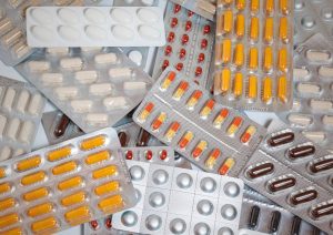 Denuncian venta medicamentos y cosméticos sin autorización