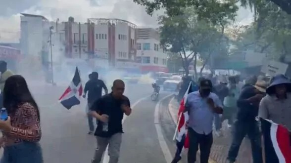 PN dispersa con bombas grupo agropecuarios iba al Palacio PN dispersa con bombas grupo agropecuarios iba al Palacio