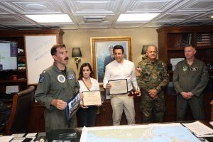 Collado y Embajadora de EEUU visitan el portaaviones Nimitz