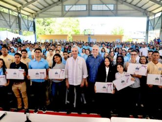 Abinader exhorta estudiantes prepararse inglés y tecnología