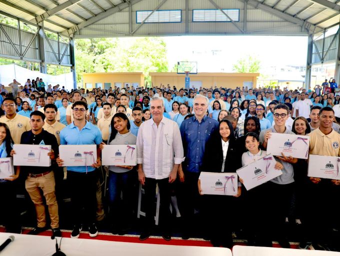 Abinader exhorta estudiantes prepararse inglés y tecnología
