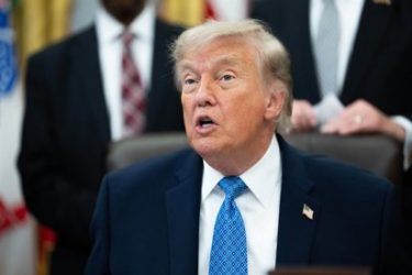 Trump amenaza «acabar por la vía militar» a Irán tras ataques