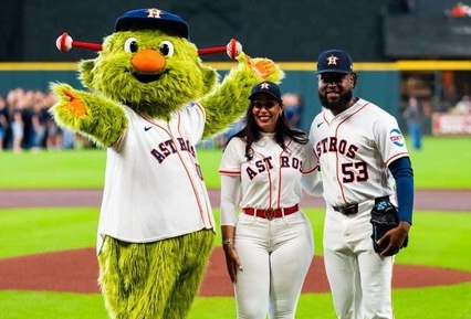 HOUSTON: Cónsul RD realiza lanzamiento de honor en partido Astros imagen