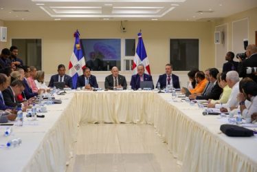 Ministro de Hacienda defiende proyecto de reajuste tributario