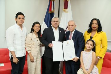 Ayuntamiento Moca reconoce la trayectoria de Rafael Núñez
