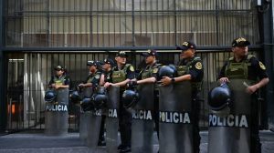 PERU: Miles de policías tratan de contener protestas en la calle