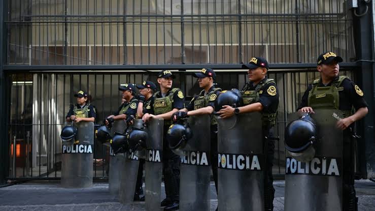 PERU: Miles de policías tratan de contener protestas en la calle