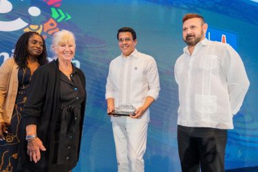 Reconocen a David Collado por aportes a industria de cruceros
