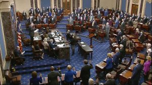 El Senado de EEUU vota a favor de detener la guerra contra Irán