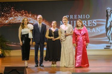 Jatnna Tavárez recibe máximo galardón en el Premio Mujeres