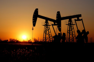 Petróleo sube y apunta ganancia 6% por temor bloqueos Ormuz