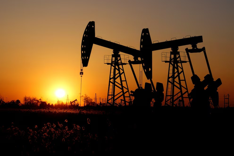 Precios del petróleo cierran con ligera baja; sigue la expectativa imagen