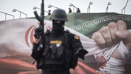 Irán advierte si militares de EU atacan, ‘entrarán en un infierno’