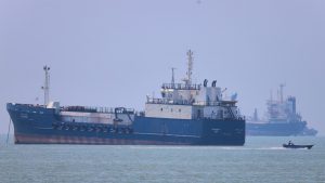 Irán avisa que podría bloquear otras rutas marítimas clave