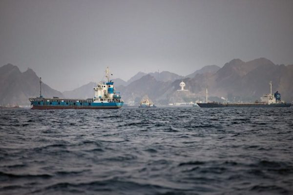 Irán ataca petroleros intentaron cruzar Ormuz con ayuda de EU