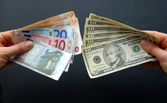 El dólar y euro subieron 6 cts. y eran vendidos a $59.40 y $69.82 imagen