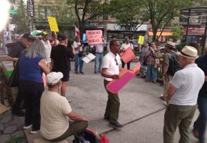 NY: Protestan contra altos precios boletos aéreos hacia RD