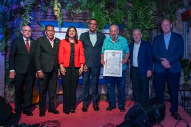 Senado reconoce aportes de Freddy Ginebra a la cultura RD